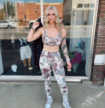 Load image into Gallery viewer, Seamless Ribbed Tie-Dye Leggings
